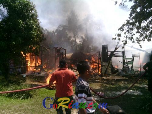 Tiga Unit Rumah Dinas TNI Jalan Soetomo, Pekanbaru Ludes Dilahap Api