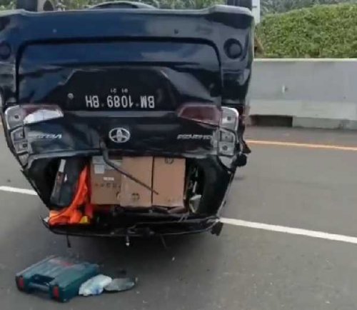 Satu Unit Mobil Terbalik Saat Melintas di Jalan Tol Pekanbaru - Dumai