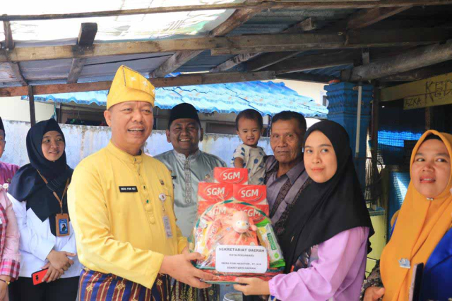 Sekda Salurkan Bantuan Tahap Dua untuk Tiga Anak Asuh Stunting