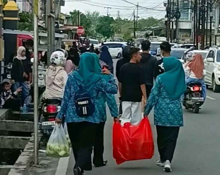 Di Balik Rekor Talam Durian, Warga Pekanbaru Soroti Pembagian Makanan Gratis dan Kader PKK
