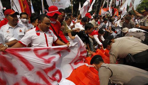 Massa Prabowo Paksa Jebol Barikade Kawat Berduri Menuju Gedung MK