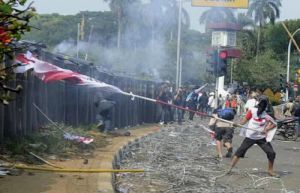GoRiau Massa Prabowo Bentrok dengan Polisi, Ini Fotonya