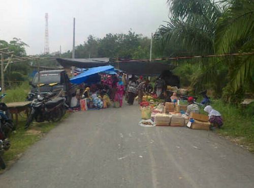 Dipenuh Pedagang Berjualan, Jalan Desa Tolam Sulit Dilewati