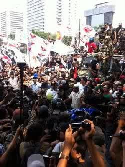 Massa Prabowo Kocar-kacir Disemprot Polisi dengan Gas Air Mata dan Meriam Air