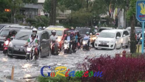 Duh, Dilanda Hujan Deras Sebentar, Ruas Jalan Protokol di Pekanbaru Kembali Tergenang Air