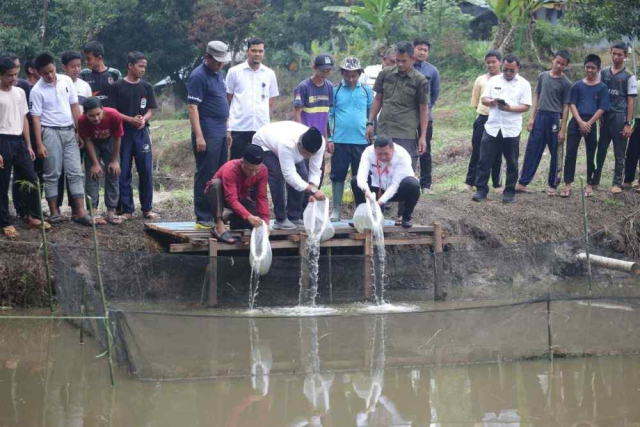 Pemprov Riau Serahkan 3.000 Bibit Ikan Patin untuk Pondok Modern Al Kautsar Pekanbaru