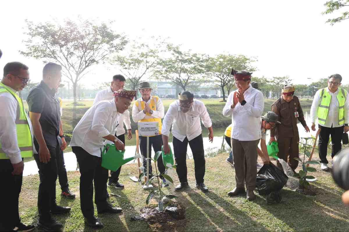 Menteri Lingkungan Hidup - PTPN IV PalmCo Luncurkan Gerakan Tanam 1,5 Juta Pohon