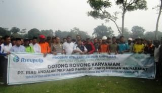 Karyawan RAPP Estate Logas Serahkan Bantuan di Dua Desa