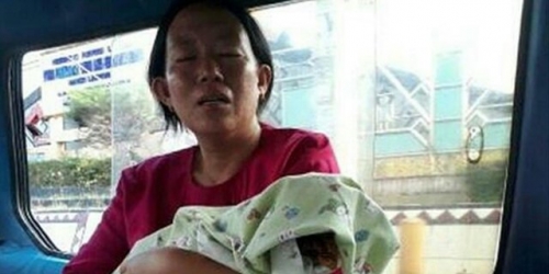 Memilukan, Ibu di Lampung Gendong Jenazah Bayinya Naik Angkot karena RS Tolak Antarkan Pakai Ambulans