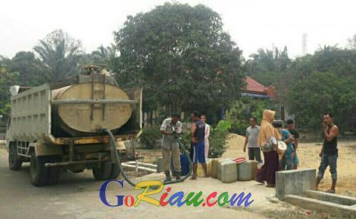 GoRiau Kekeringan PT SLS Bantu Air  Bersih  untuk Warga 