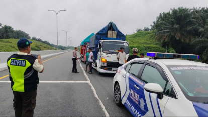 GoRiau Aksi Cepat PJR Polda Riau Ringkus Terduga Pengeroyok Sopir Truk di Tol Pekanbaru - Dumai