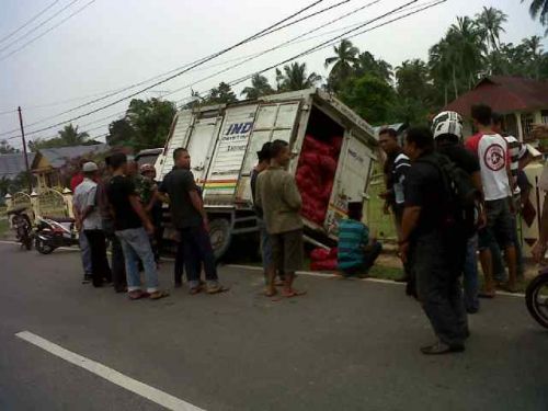 Bawa Bawang Merah Asal Malaysia Seberat 3 Ton, Mobil Paket Express Terperosok di Parit