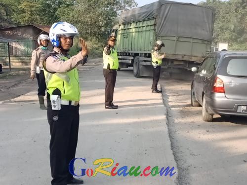25 Personil Polisi Dikerahkan Urai Kemacetan di Jalan Lintas Timur Sumatera Duri - Dumai