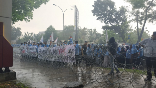 Meski Diguyur Hujan Deras, Puluhan Mahasiswa Unri Tetap Lakukan Aksi di DPRD Riau
