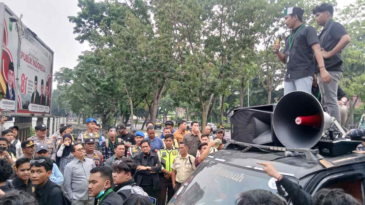 Massa Protes Karhutla di DPRD Riau, Tuntut Pencegahan Asap hingga Copot Menteri Kehutanan