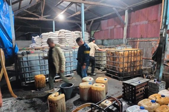 Polda Riau Bongkar Penimbunan Ribuan Liter Solar Subsidi di Siak, Dua Pelaku Ditahan