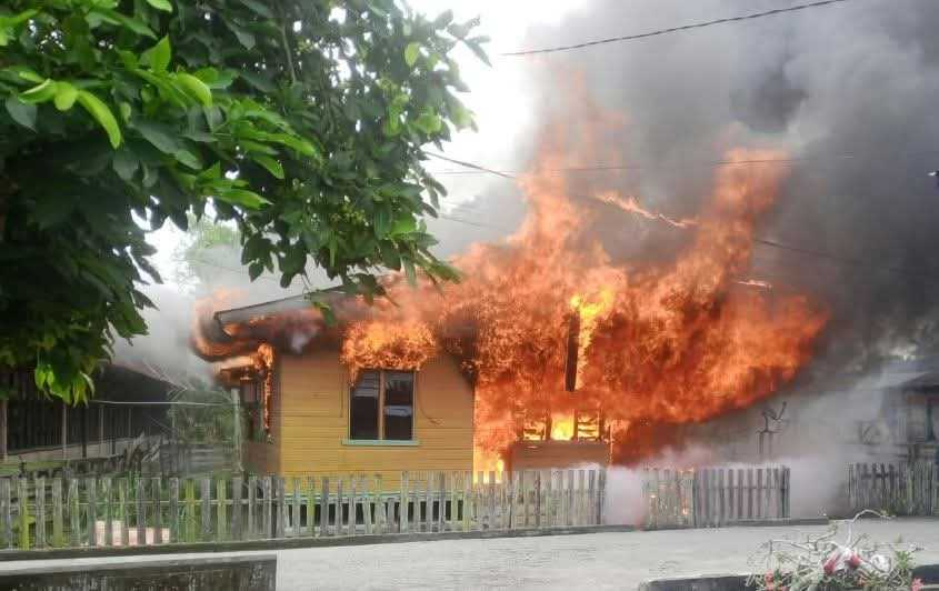 Rumah Camat Merbau dan Ketua DPRD Meranti Hangus Terbakar