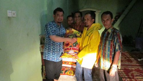Bank Riau-Kepri Air Molek Serahkan Bantuan ke Korban Banjir Bandar Padang