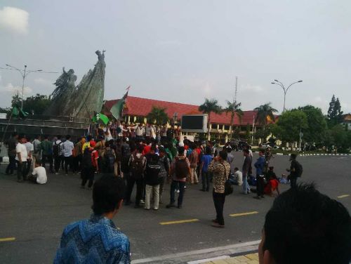 Massa HMI Riau-Kepri Tolak Kenaikan BBM Makin Ramai, Jalan Sudirman Ditutup