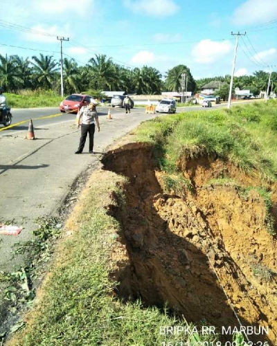 Longsor, Bahu Jalan Bagan Batu Rohil KM 9 Ditutup