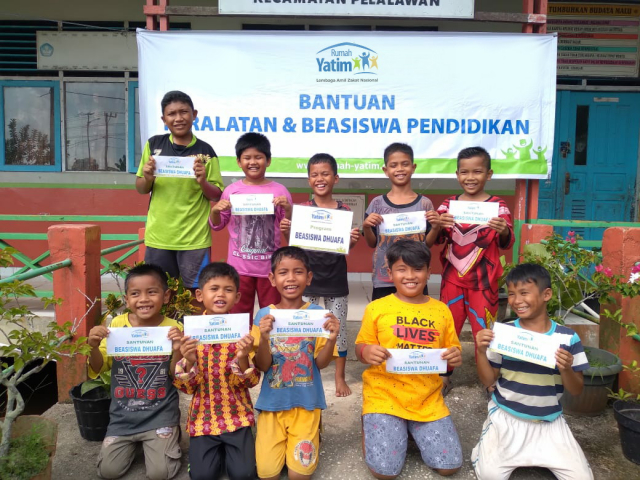 Rumah Yatim Salurkan Bantuan Pendidikan untuk SDN 011 Sering Barat Riau