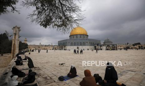 Dilarang Israel Masuk Masjid Al-Aqsa, Umat Islam Terpaksa Shalat Jumat di Jalanan