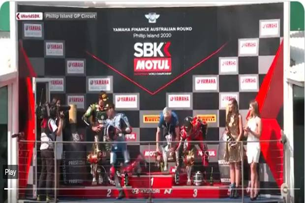 Juara WSBK 2021 Mandalika Toprak Razgatlioglu Lari Saat Sampanye Disemprotkan