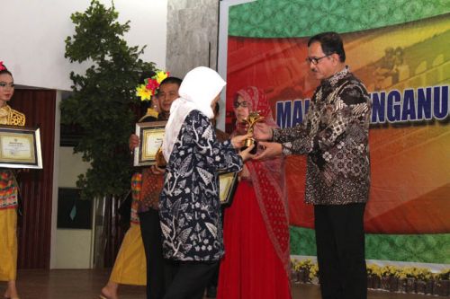 PTPN V Raih Anugerah Investor Non Lokal Terbaik di Riau Investmen Award 2014