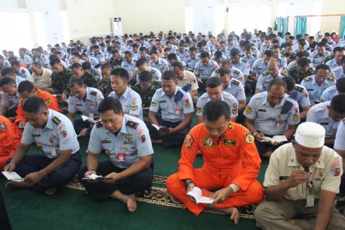 Ratusan Prajurit TNI AU Lanud Roesmin Nurjadin Pekanbaru Gelar Salat Gaib Pasca Tragedi Jatuhnya Pesawat T50i