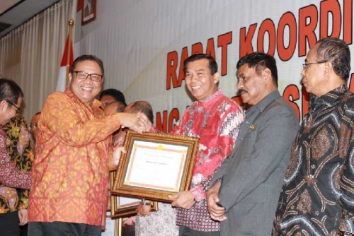 Dorong Percepatan Izin Usaha Mikro dan Kecil, Diskop Pekanbaru Raih Penghargaan dari Menteri Koperasi