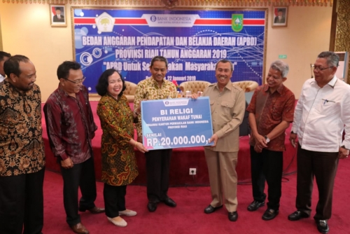 Bank Indonesia Perwakilan Riau Wakafkan Rp20 Juta untuk Gerakan Moral Pemberdayaan Ekonomi Riau