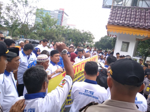 Tuntut Insentif, Ratusan RT/RW Unjuk Rasa di Walikota Pekanbaru