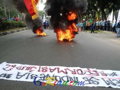 Unjuk Rasa Ratusan Mahasiswa Perwakilan BEM se-Indonesia di Pekanbaru Diwarnai Aksi Bakar Ban