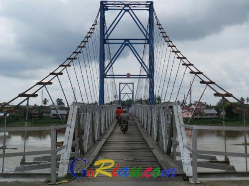 Tokoh Masyarakat Desa Seberang Taluk Kuansing <i>Ngadu</i> ke Cawagub Riau Edy Nasution Masalah Jembatan Gantung