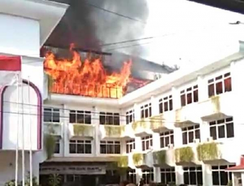 Api yang Melahap Lantai 3 Hotel Tasia Ratu Pekanbaru Berhasil Dipadamkan