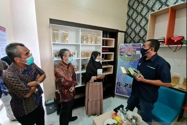 Kementerian BUMN Hadiahi UMKM Bukittinggi Alat Pengemasan Produk