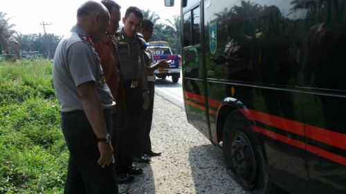 Nyaris Celaka! Bus Rombongan Kapolda Riau Pecah Ban Akibat Buruknya Jalan di Kandis