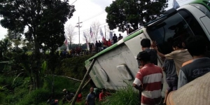 GoRiau Mini Bus Terguling ke Sawah, 3 Penumpang Tewas