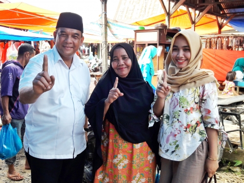 Blusukan ke Pasar Tradisional Kota Lama di Rohul, Masyarakat dan Pedagang Sudah Mengenal Cawagub Riau Edy Nasution