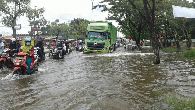Kedalaman Air di Jalan HR Subrantas Depan Kantor Lurah Simpang Baru Masih Selutut Hingga Kamis Sore