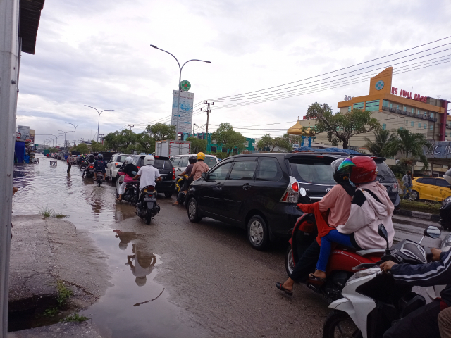 Jalan Soebrantas Macet Parah Akibat Banjir