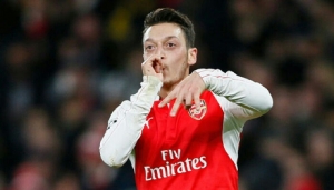 GoRiau Umrah, Bintang Arsenal Mesut Ozil Diburu Jamaah untuk Selfie