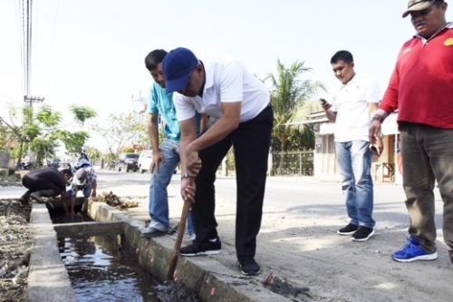 Pj Bupati Inhil Lakukan Bersih-bersih Jalan dan Saluran Air