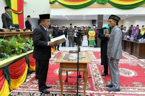 Paripurna Istimewa PAW, Ketua DPRD Inhil Ambil Sumpah Sarbaini