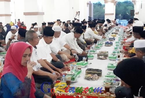 Ratusan Anak Yatim di Siak Berbuka Puasa Bersama Bupati dan Gubernur Riau