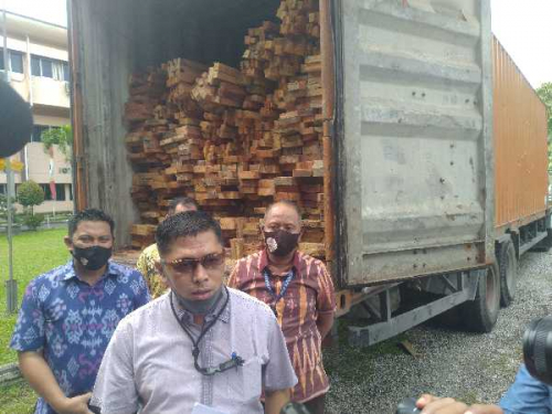 Ditreskrimsus Polda Riau Tangkap Satu Tronton Kayu Ilegal yang Diambil dari Hutan Lindung Marga Satwa Rimbang Baling