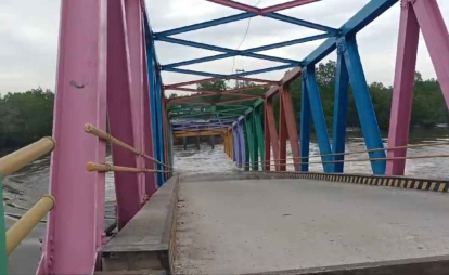 Jembatan Panglima Sampul Alai Meranti Ambruk