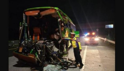 Bus Rombongan Siswa SMP Tabrak Truk di Tol, 2 Orang Tewas, 15 Terluka