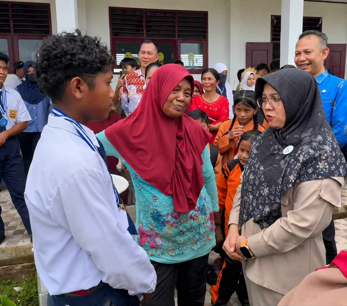 Tangis Haru Suku Anak Rawa Sampaikan Harapan Pendidikan ke Bupati Siak