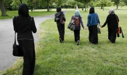 Astaghfirullah, Muslimah Inggris Dipukul, Dijambak dan Ditarik Jilbabnya Hingga Lepas Saat Belanja di Supermarket